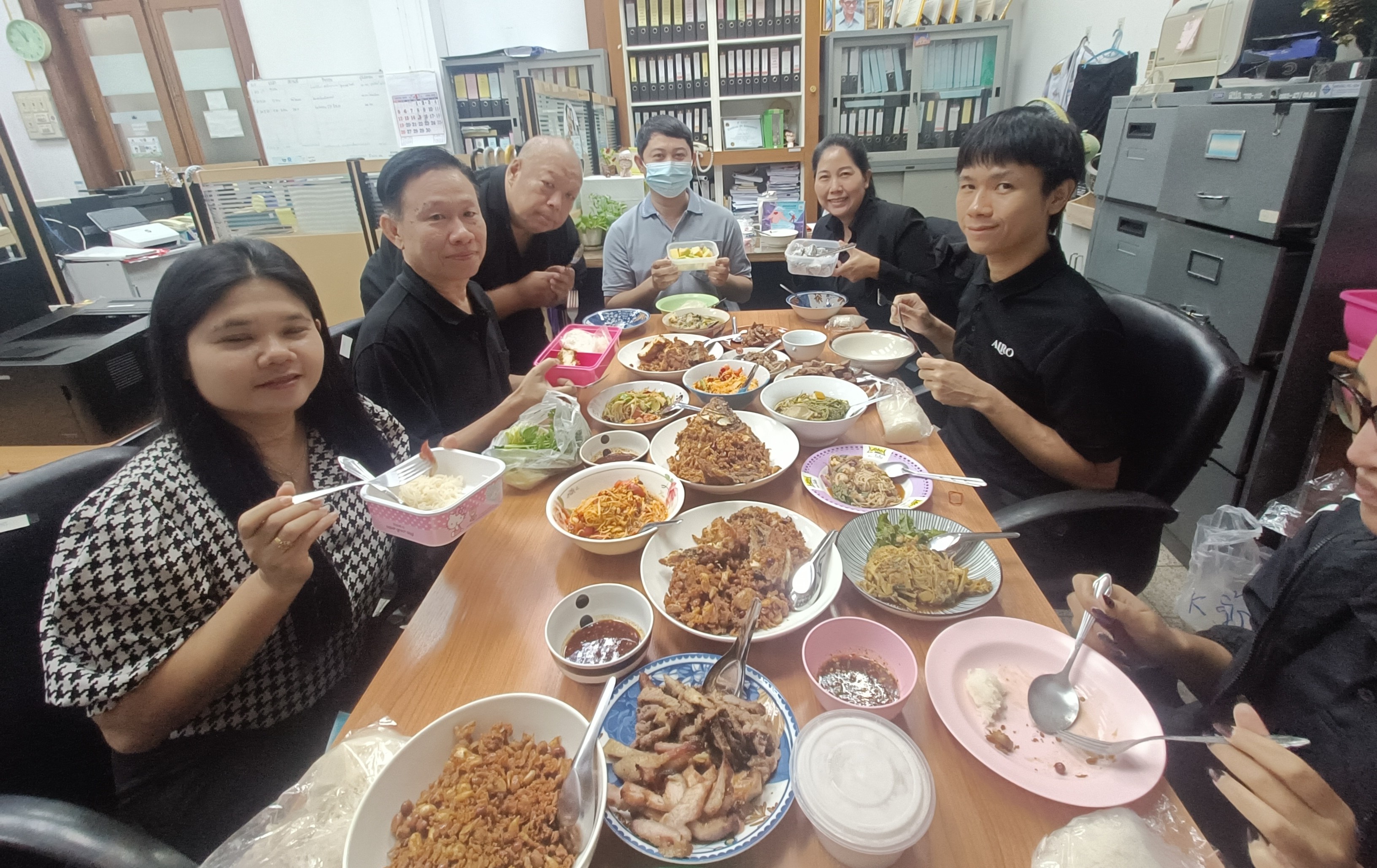 title - กลุ่มพัฒนาระบบบริหาร ส.ป.ก. ร่วมทำกิจกรรมหิ้วปิ่นโตรับประทานอาหารร่วมกัน 